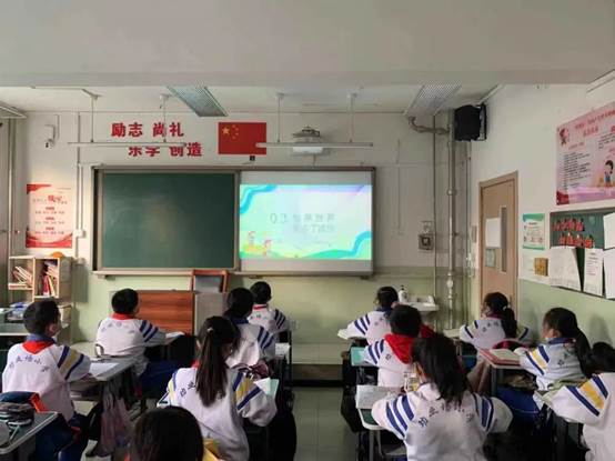 一群人在房间里
描述已自动生成